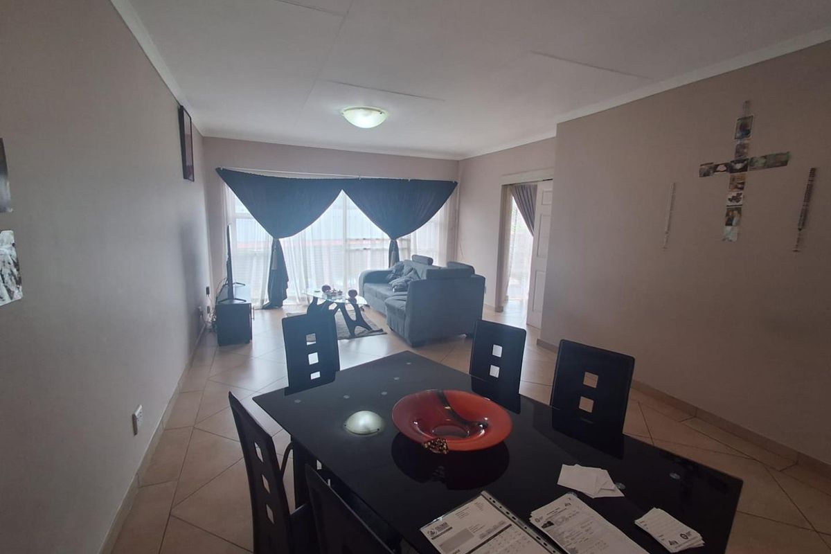 LOVELY UPSTAIRS UNIT IN BRACKENVELD VILLAS - Photo 2