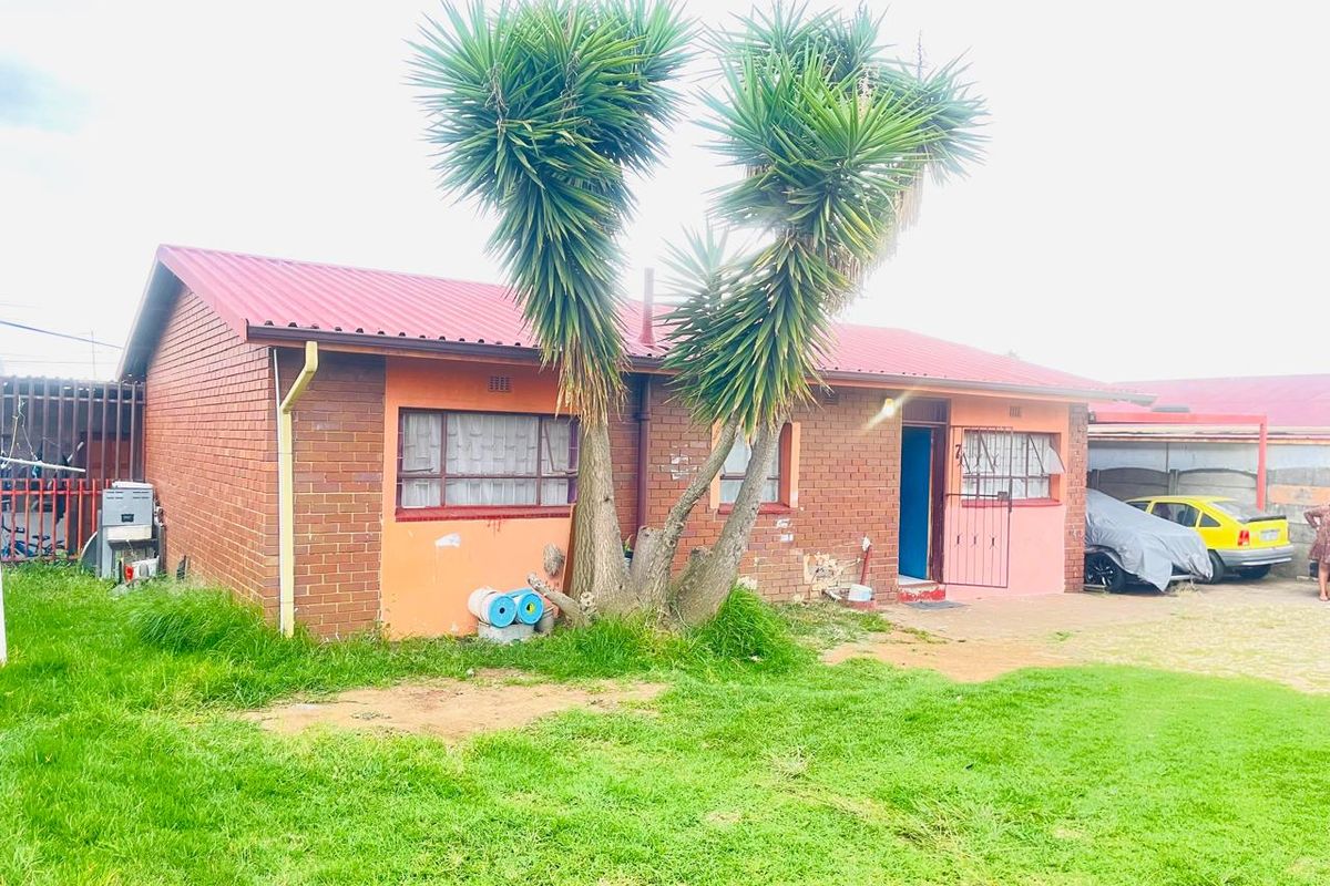 MAKE THIS HOME YOUR HOME WITH 3 OUTSIDE ROOMS. - Photo 2