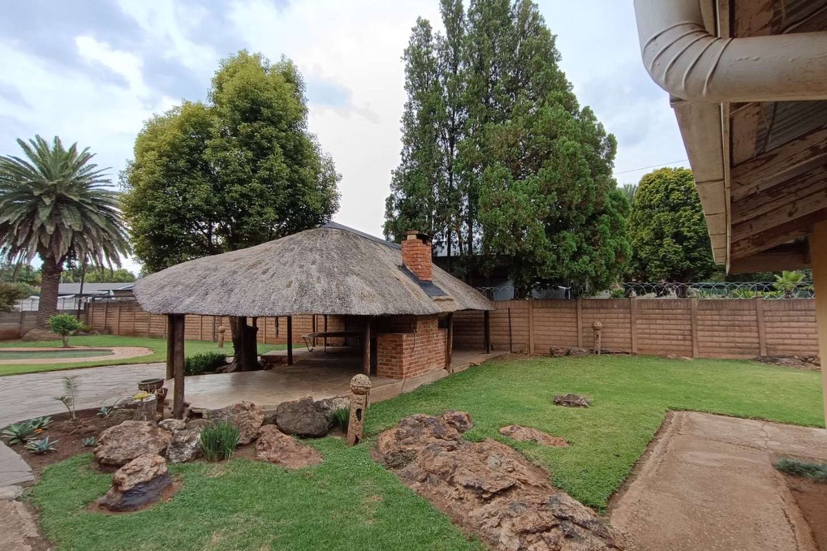 VALHALLA - 3 FULLY INDEPENDANT FAMILY HOMES ON 1 STAND - Photo 2