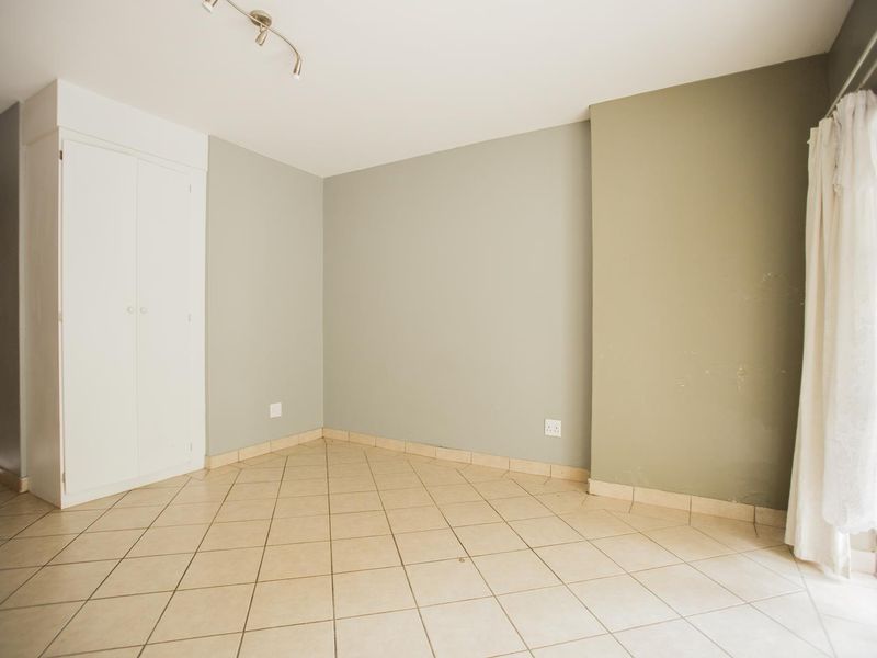 Bachelor Apartment with a Balcony - Photo 7