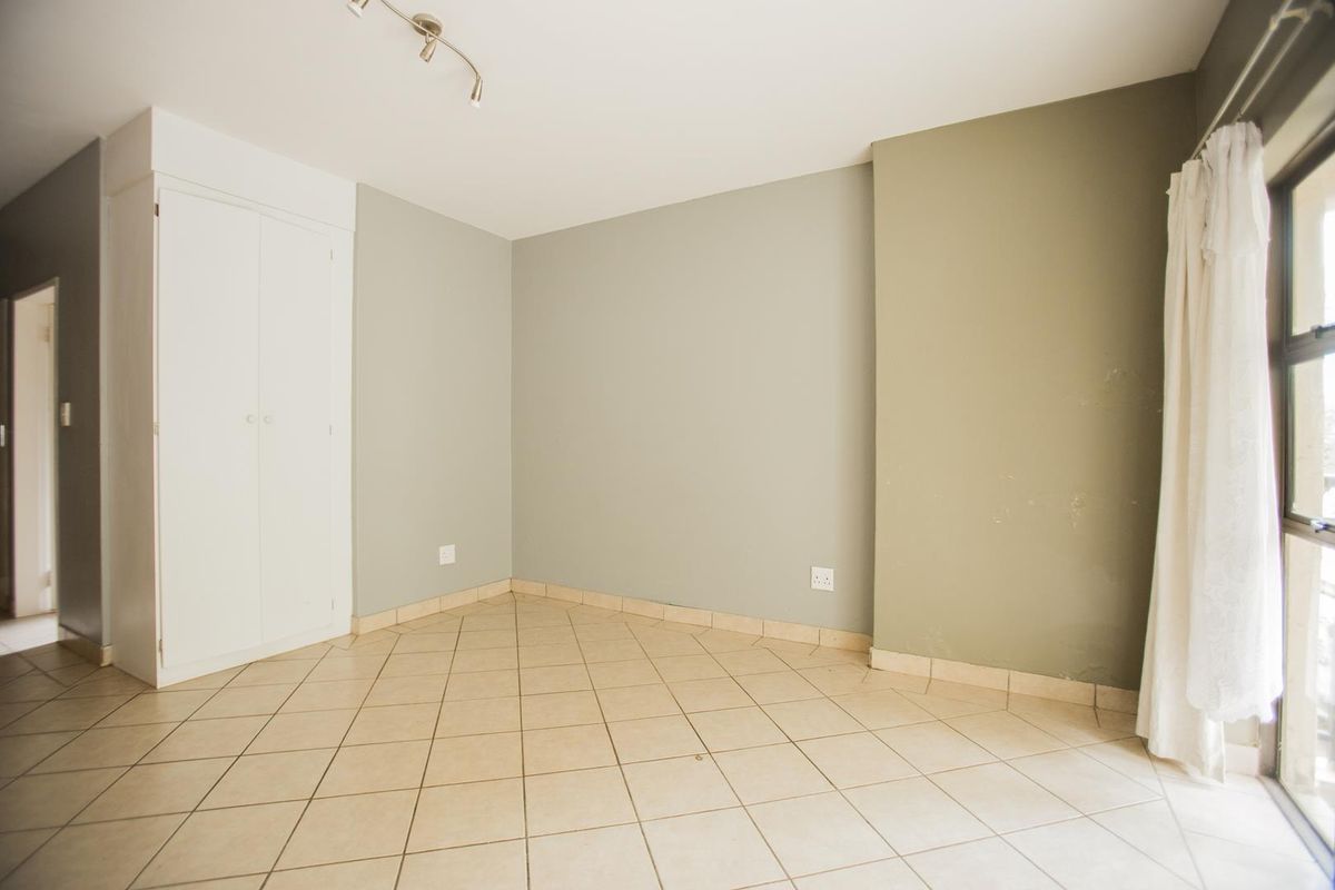 Bachelor Apartment with a Balcony - Photo 4