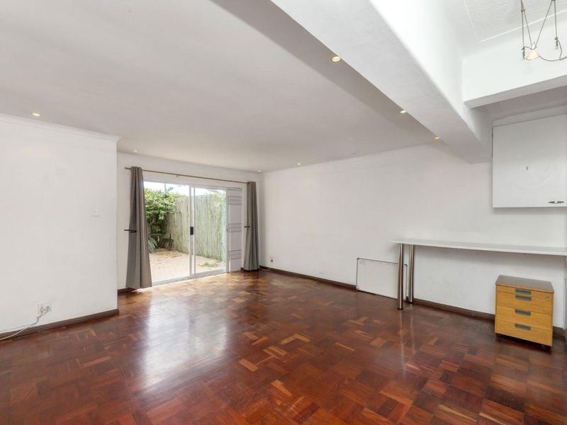 Outstanding Opportunity - Airbnb- & Pet Friendly,Spacious Garden Apartment with Garage - Photo 3