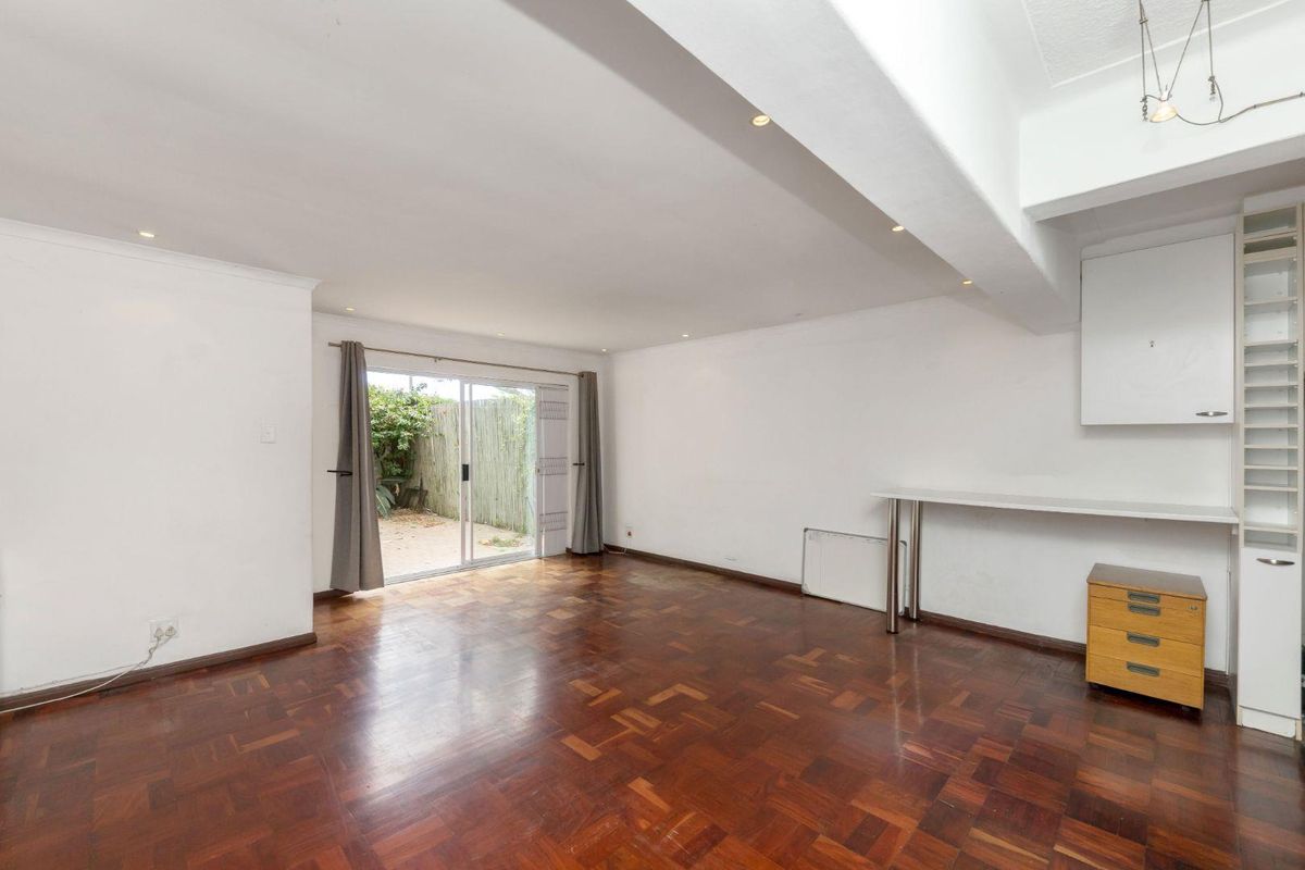 Outstanding Opportunity - Airbnb- & Pet Friendly,Spacious Garden Apartment with Garage - Photo 3