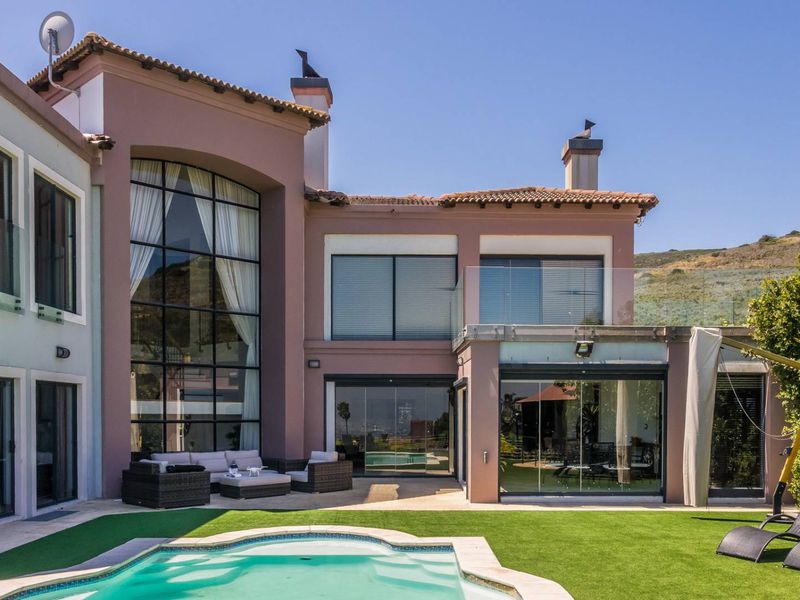 Spectacular Tuscan Villa with 13 Bedrooms and Private Apartments Overlooking Tygerberg Nature Reserve - Photo 3