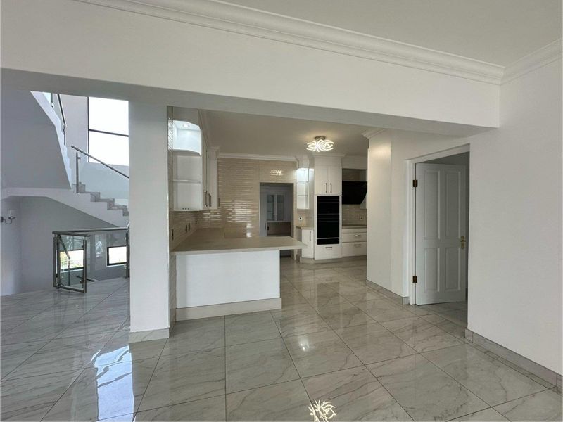 Elegant 5-Bedroom Family Home with Pool, Solar & Staff Accommodation - Photo 6