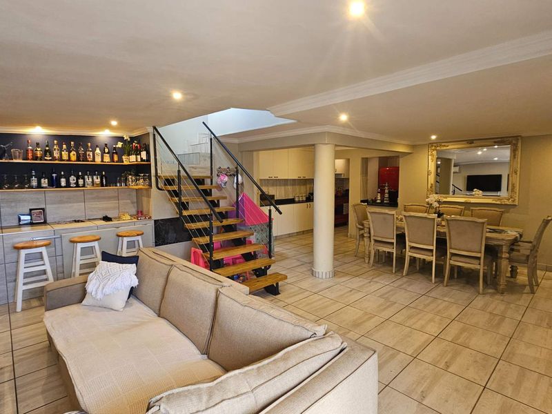 Spacious holiday apartment steps from shops & medical care - Photo 6
