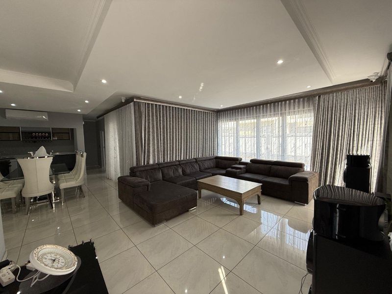 Contemporary 4 En-Suite Bedroom Residence with Versatile Gym and Premium Finishes - Photo 10