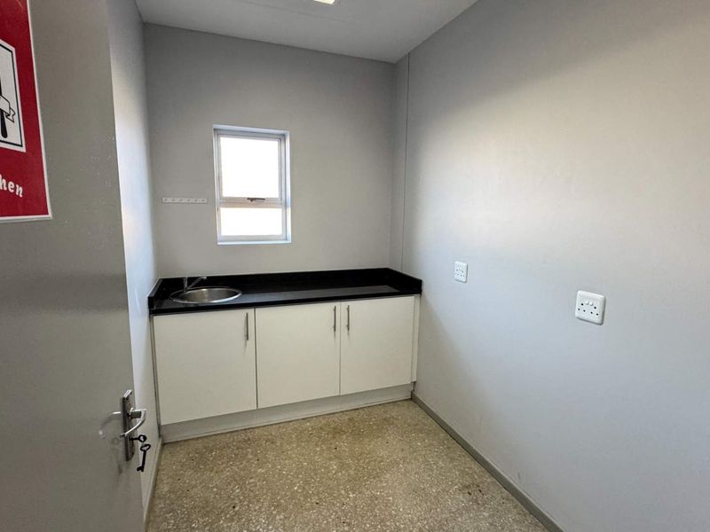 Secure Business Park - Warehouse with good height, available immediately! - Photo 9