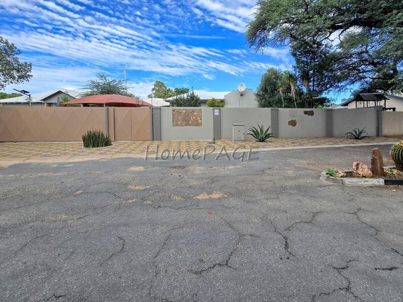 Okahandja:  Very neat 4 Bedr home in BEAUTIFUL STREET - Photo 2