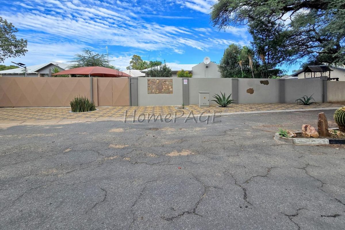 Okahandja:  Very neat 4 Bedr home in BEAUTIFUL STREET - Photo 2