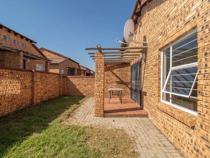 Charming 3-Bed Townhouse: Your Family's New Haven! - Photo 10