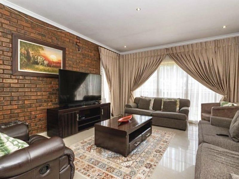 4-Bedroom House with Pool and Garden – Ideal Family Home - Photo 3