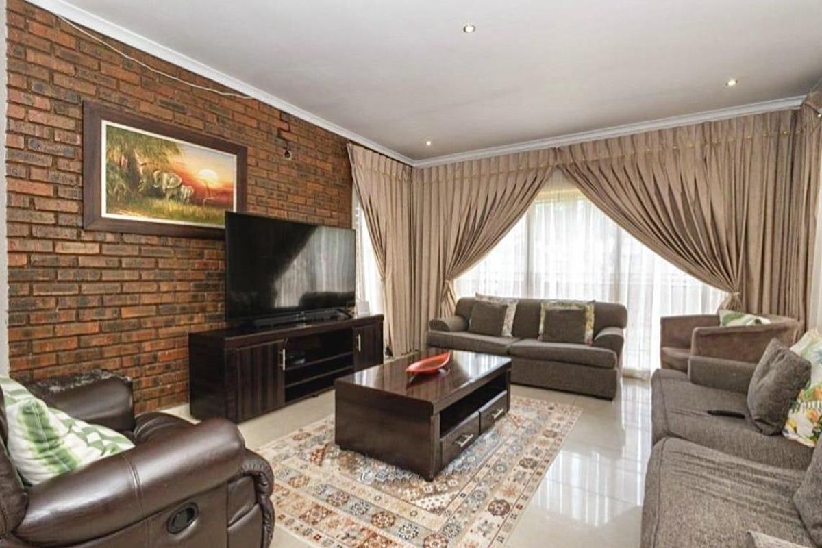 4-Bedroom House with Pool and Garden – Ideal Family Home - Photo 3