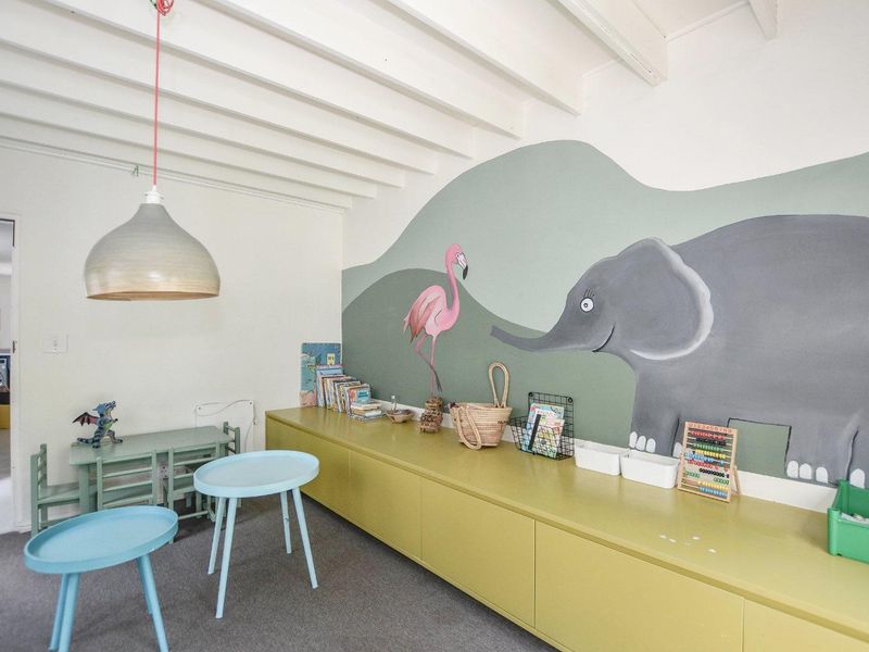 Spacious Beachside Family Retreat – 350m from the Ocean - Photo 10