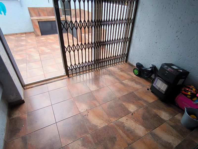 Charming Pet Friendly 3-Bedroom Townhouse for Sale in the Heart of Brackenhurst!!! - Photo 5