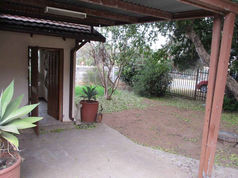THREE [3] BEDROOM HOUSE FOR SALE IN MOUNTAIN VIEW [ PRETORIA] BARGAIN - Photo 3