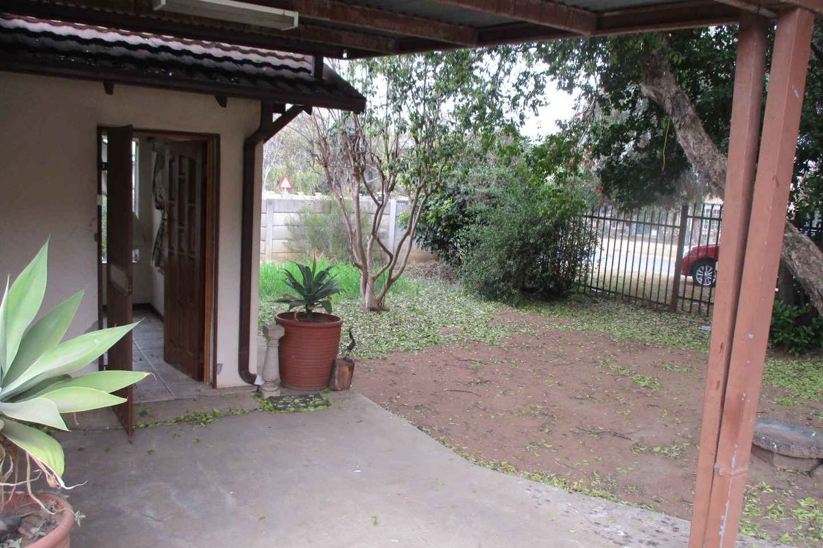 THREE [3] BEDROOM HOUSE FOR SALE IN MOUNTAIN VIEW [ PRETORIA] BARGAIN - Photo 3