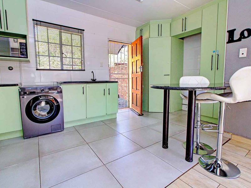 Townhouse Gem: Comfort, Style, and Convenience Await! - Photo 4