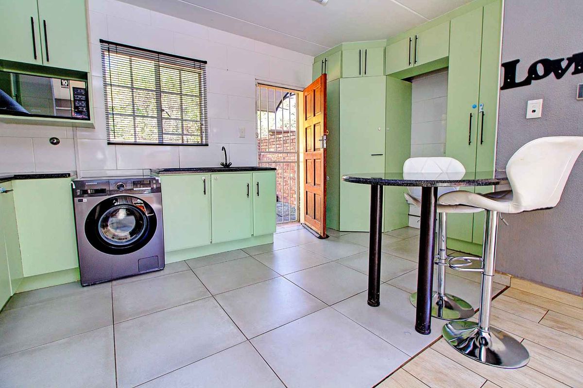 Townhouse Gem: Comfort, Style, and Convenience Await! - Photo 4