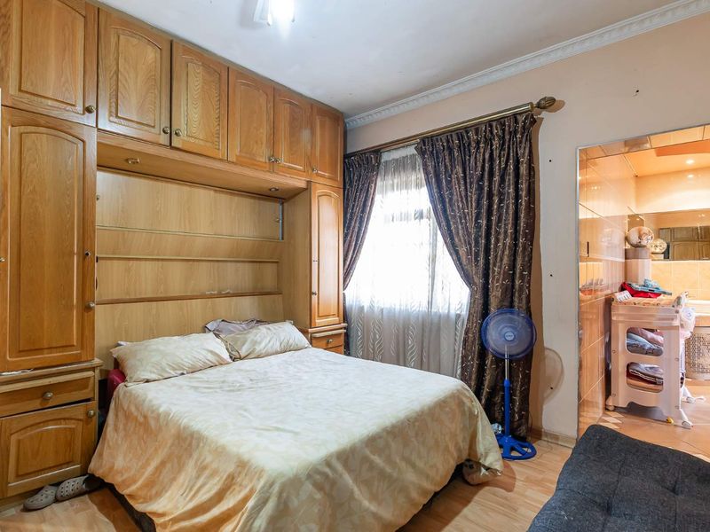 Spacious Family Home in the Heart of Leafy Greenhaven - Photo 10