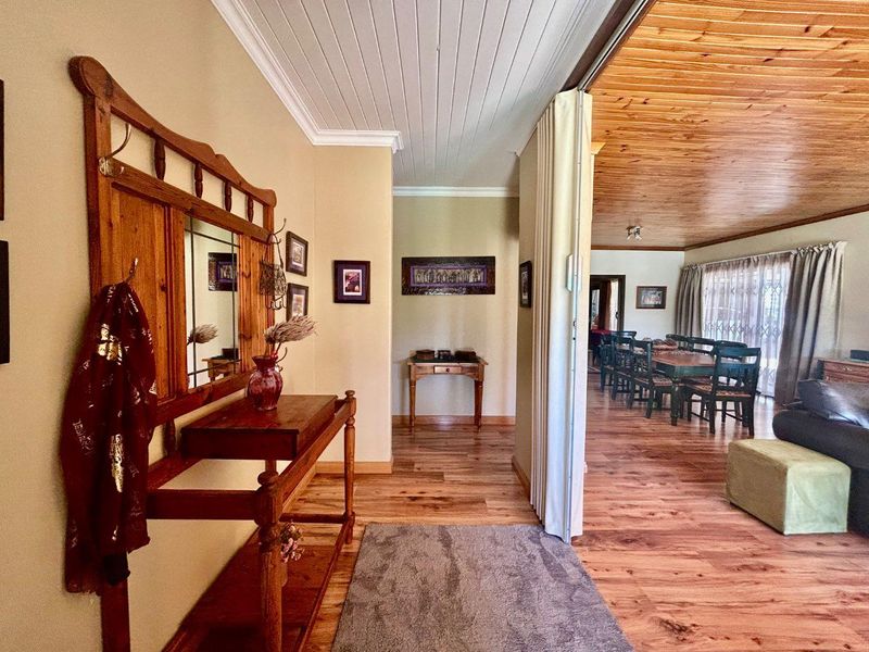 Charming family home on a corner stand, near popular schools and the University. - Photo 2