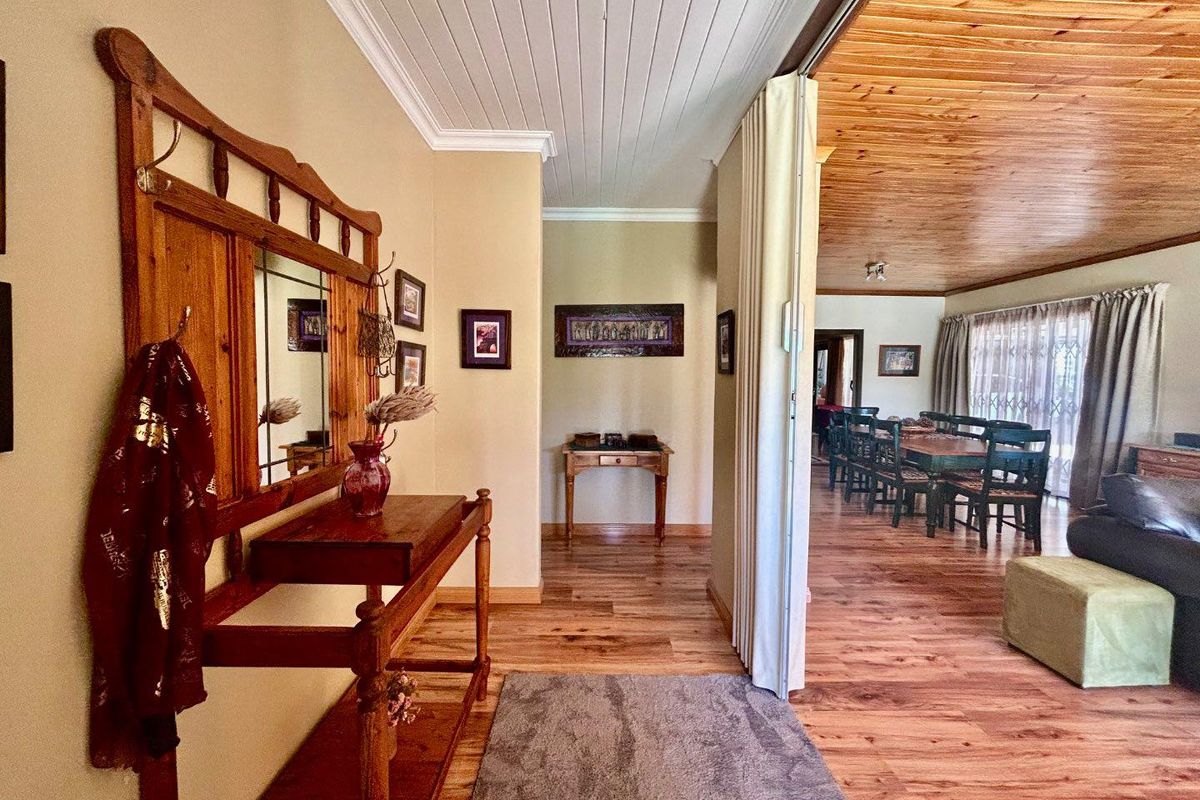 Charming family home on a corner stand, near popular schools and the University. - Photo 2