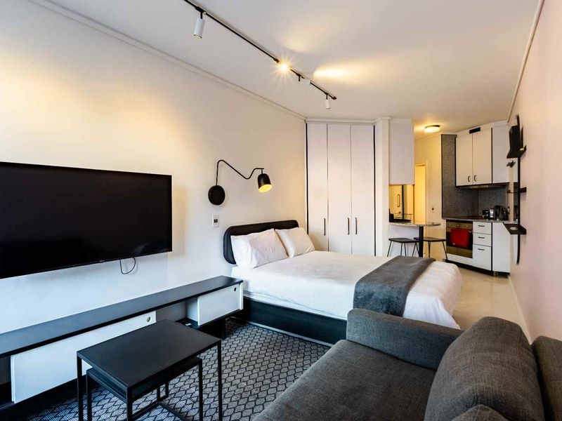 Stylish Studio in Sea Point Steps from the Promenade - Photo 10