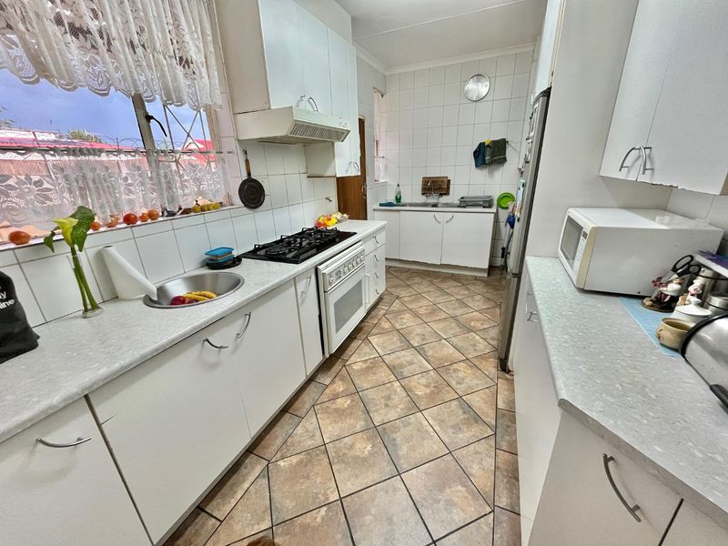 Stunning 4-Bedroom Home in the Secure Enclave of Freeway Park - Photo 9