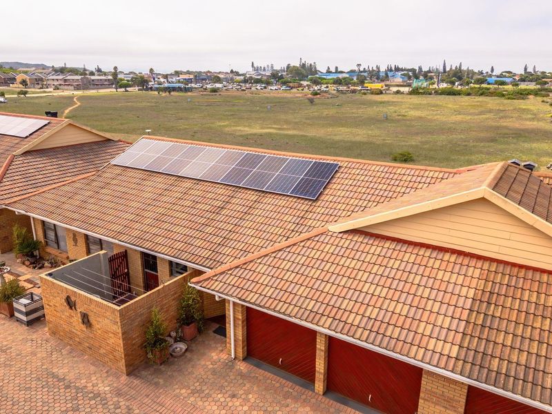 Don't miss out: Ideal townhouse with all the perks - Photo 4