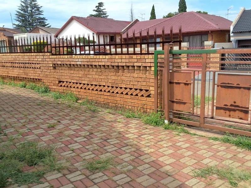 House For Sale in Daveyton, Benoni - Photo 7