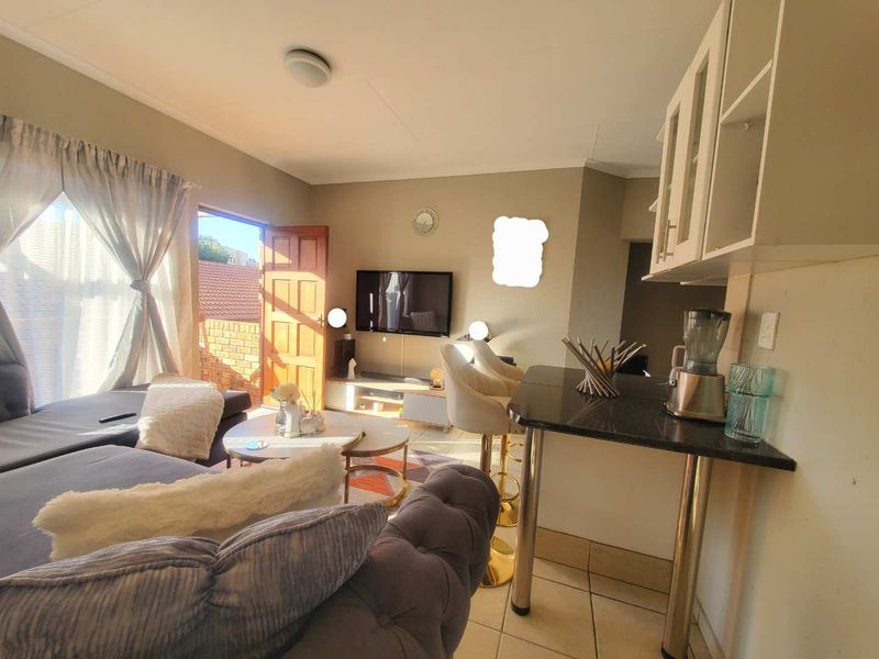 Investor's dream, sunlit 2-bed 2 bath in Vukani complex! - Photo 3