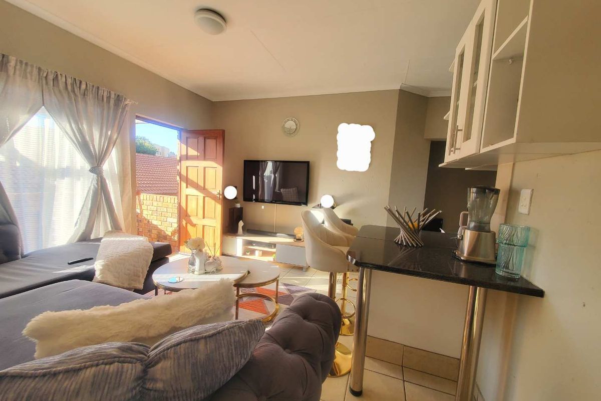 Investor's dream, sunlit 2-bed 2 bath in Vukani complex! - Photo 3