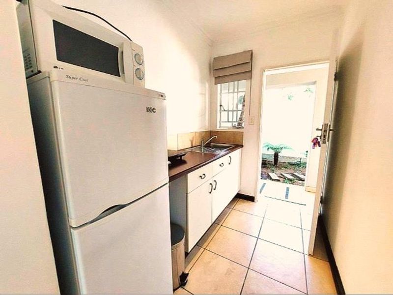 Luxury Seven-Bedroom Apartment for Rent — Edenburg, Sandton Located in the heart of Edenburg, Sandton, this expansive seven-bedroom, seven-bathroom apartment - Photo 3