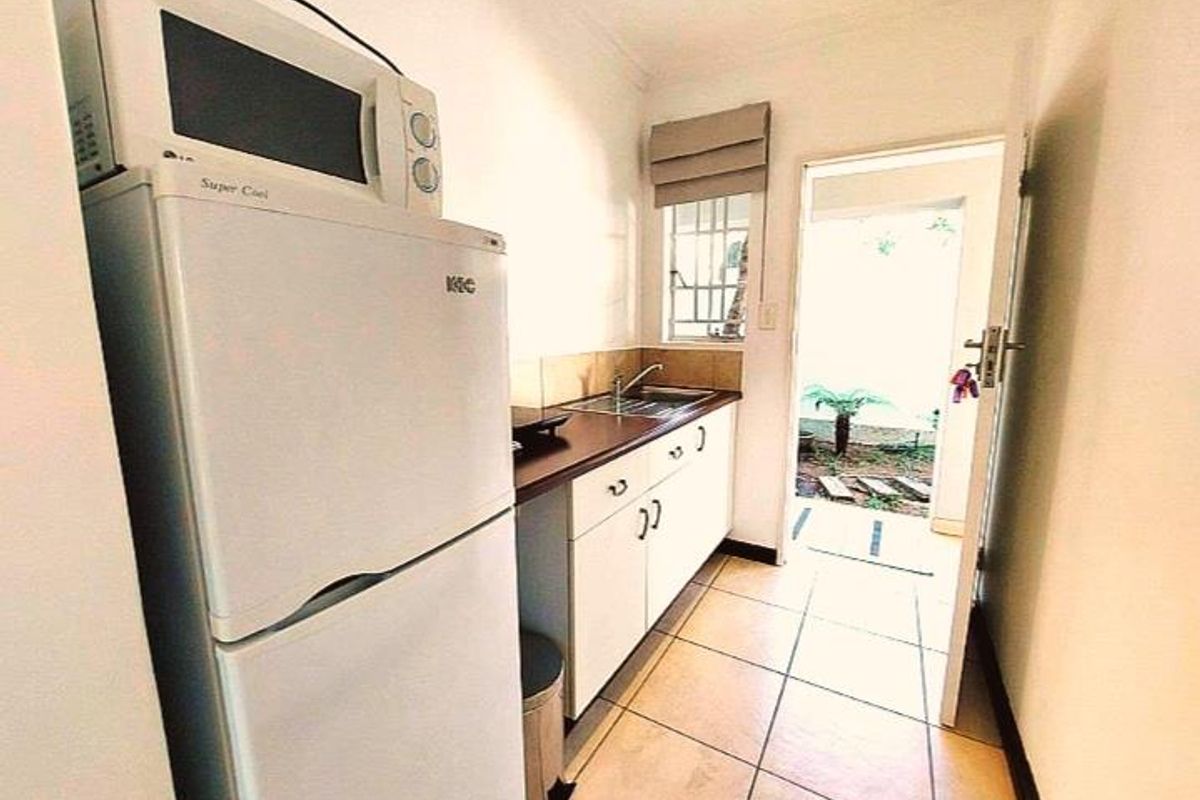 Luxury Seven-Bedroom Apartment for Rent — Edenburg, Sandton Located in the heart of Edenburg, Sandton, this expansive seven-bedroom, seven-bathroom apartment - Photo 3