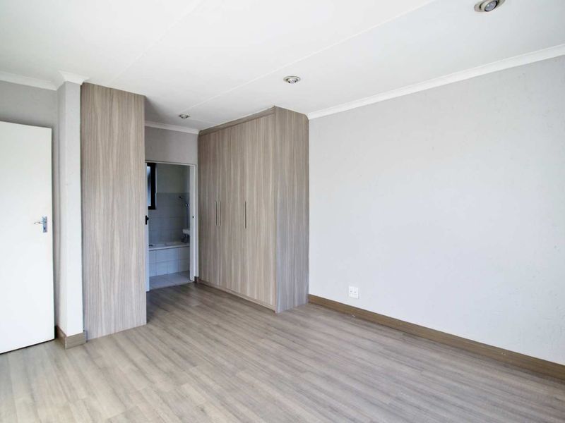 Sunny and spacious - Photo 8