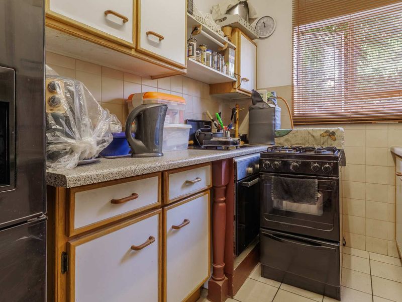 Ground-Floor unit offering three bedrooms and more - Secure complex - Photo 5