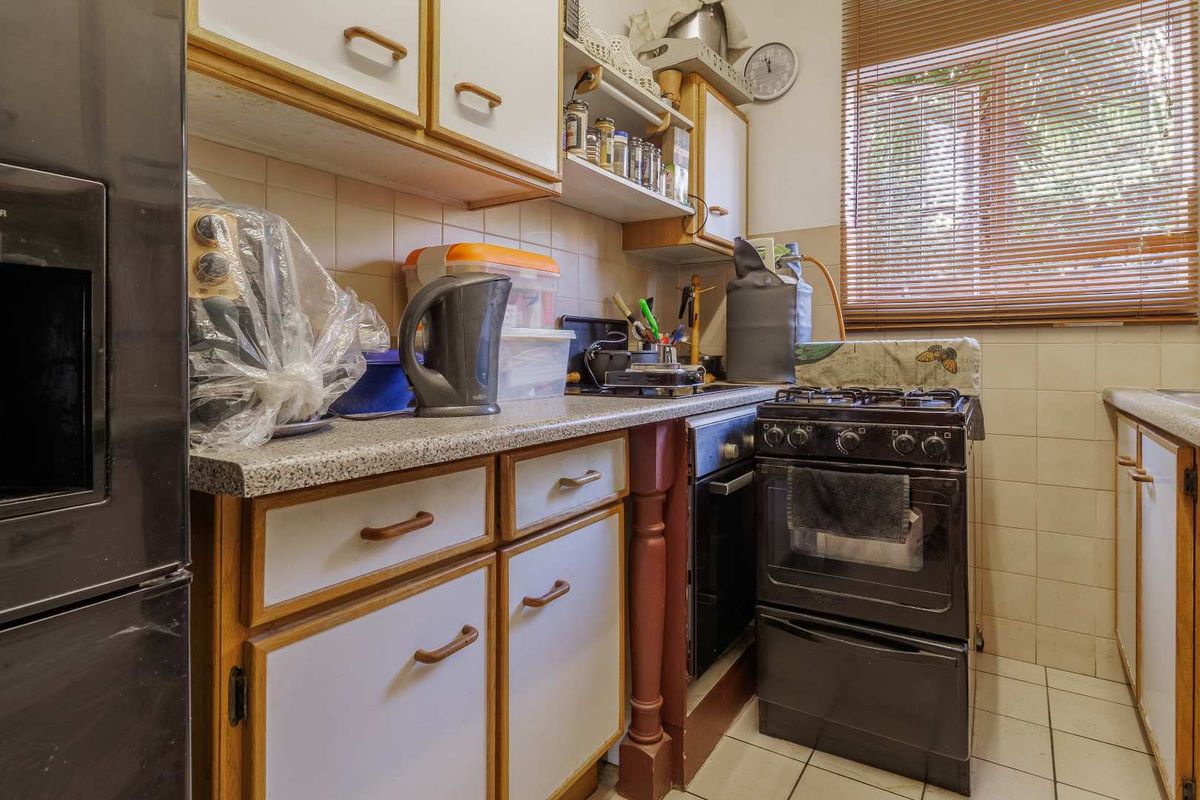 Ground-Floor unit offering three bedrooms and more - Secure complex - Photo 5