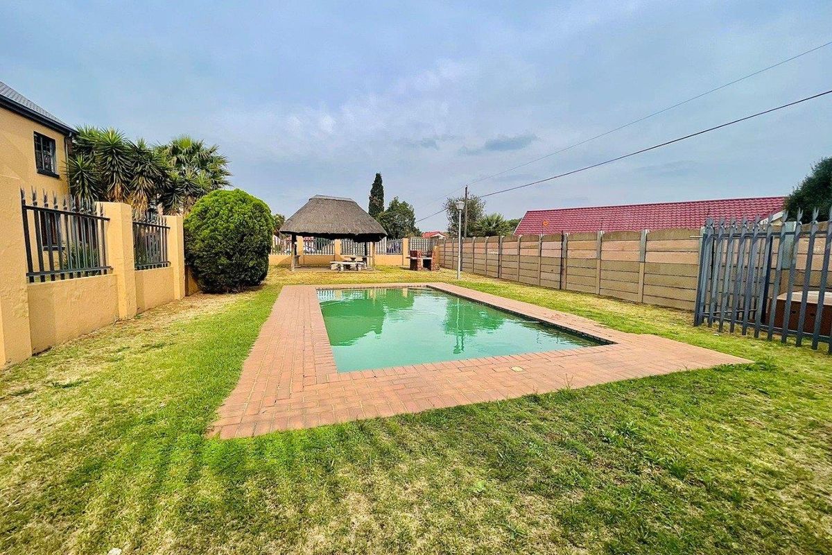 Modern First-Floor Living with Exceptional Views - Photo 2