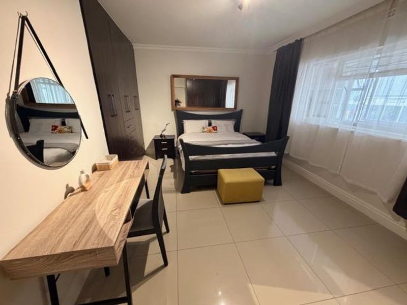 Spacious 2 bedroom apartment with enclosed balcony parking, Wi fi ready - Photo 9