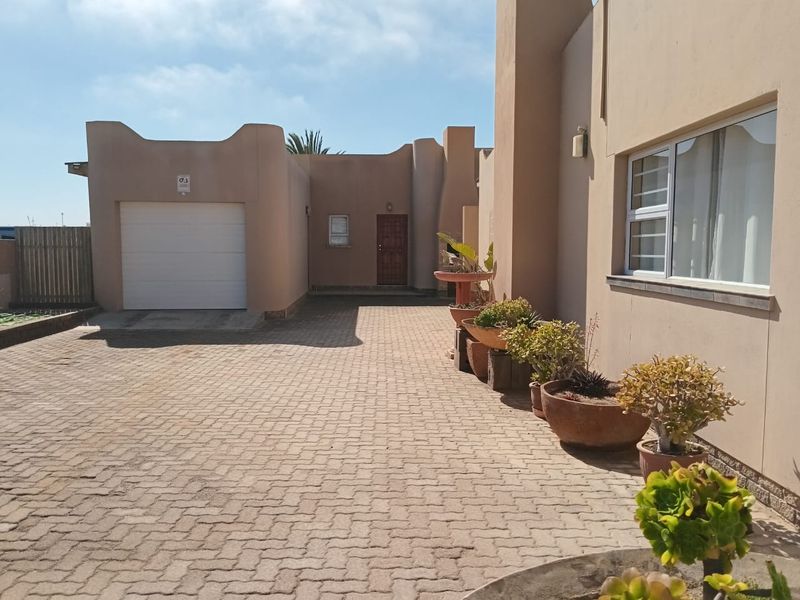 House with flat for sale in popular South dune area in Henties bay - Photo 5