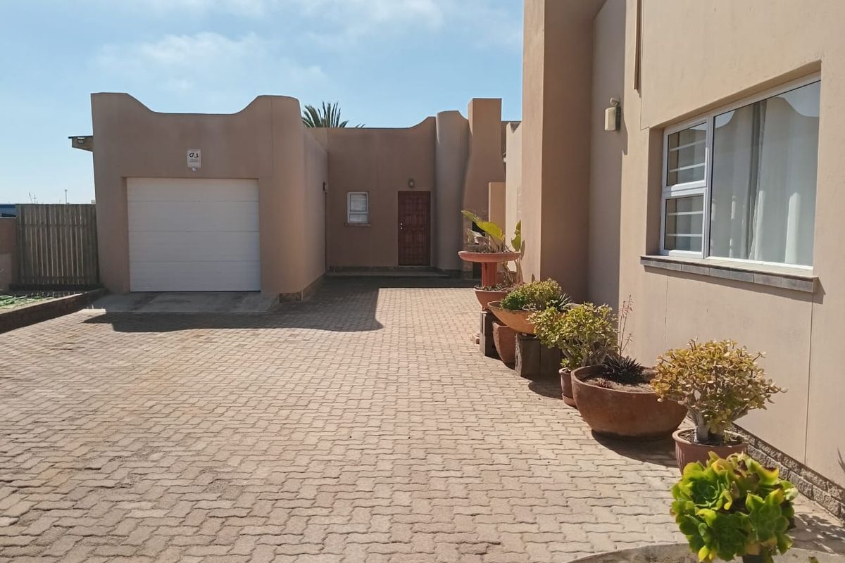 House with flat for sale in popular South dune area in Henties bay - Photo 5