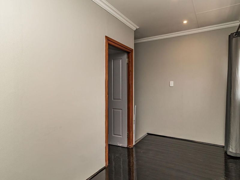 Beautifully Renovated Townhouse in Secure Blue Lakes Estate - Photo 10