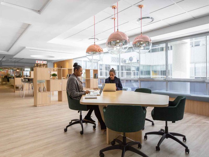 24/7 access to designer office space for 4 persons in Spaces Sunclare. - Photo 2