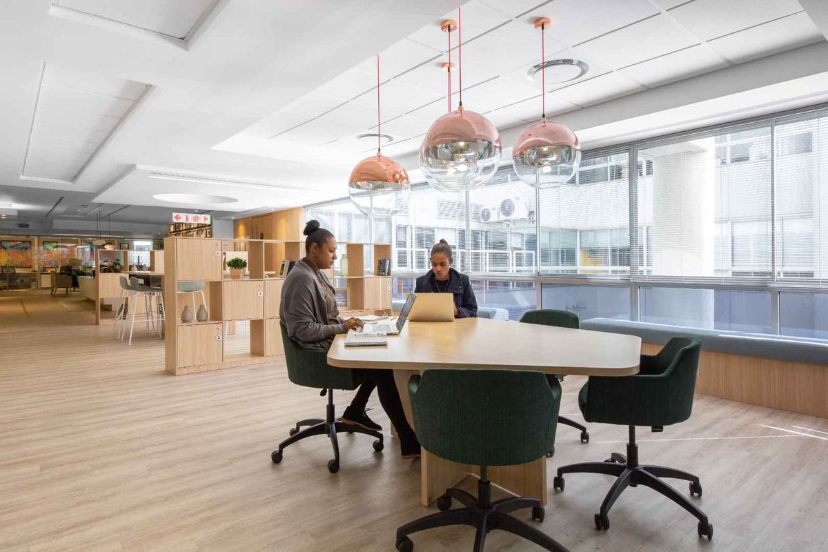 24/7 access to designer office space for 4 persons in Spaces Sunclare. - Photo 2