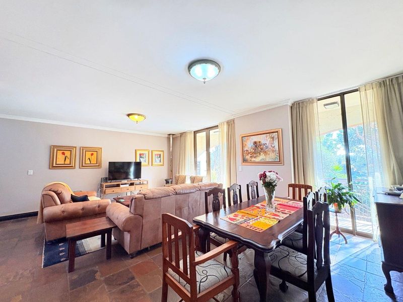 Sunny, North Facing Town house in Woodland Hills - Photo 7