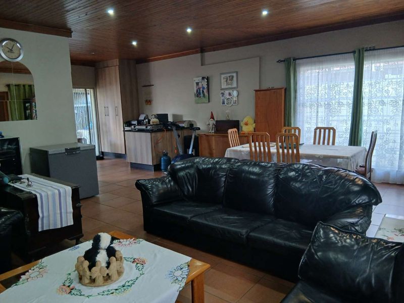 Spacious Family Haven with Two Income Generating Cottages - Photo 6