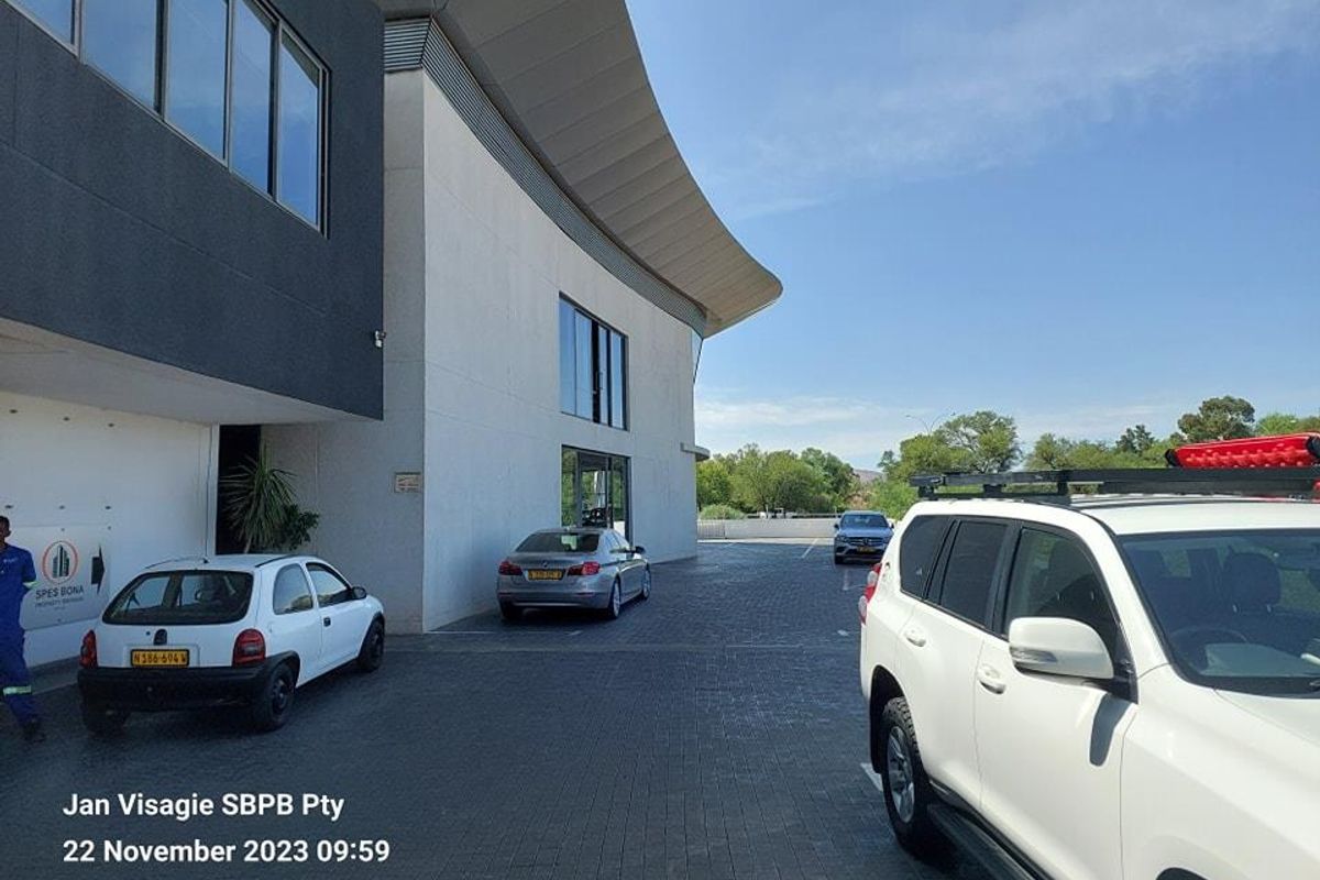 Elevate Your Practice: Prime 287 sqm Office Space Awaits - Photo 5
