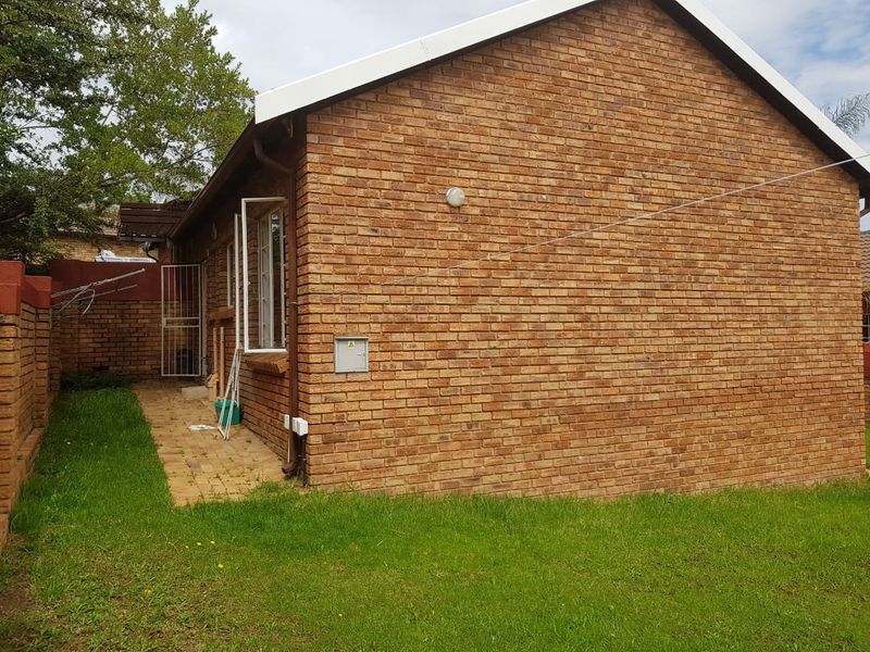 2 Bedroom Townhouse For Sale in Honeydew Ridge - Photo 2