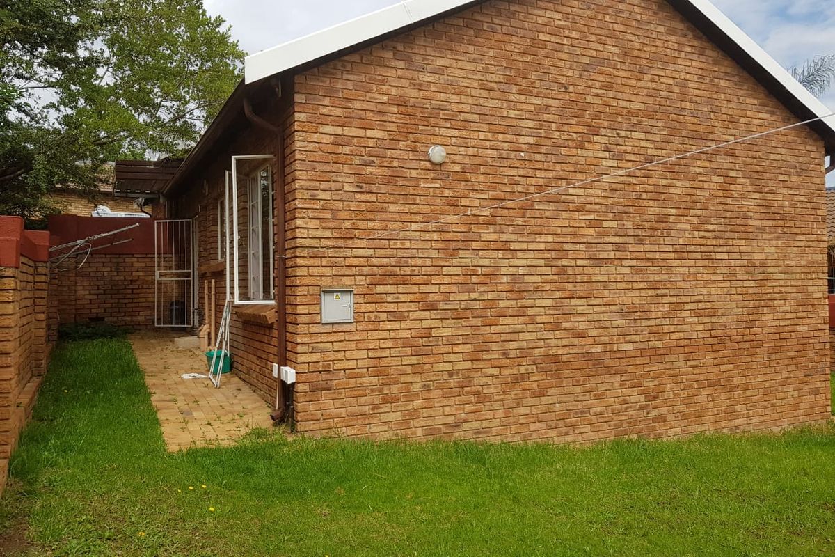 2 Bedroom Townhouse For Sale in Honeydew Ridge - Photo 2