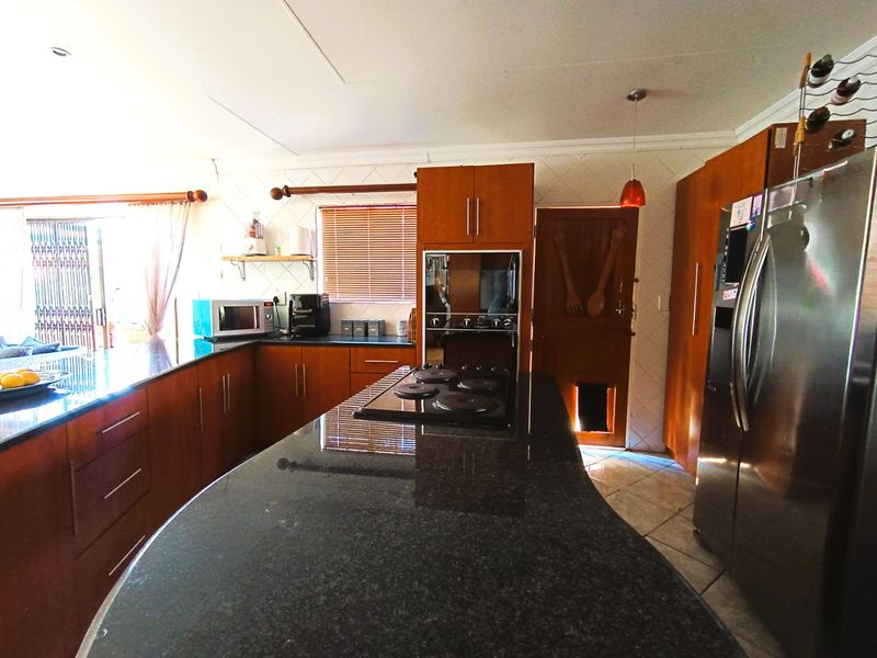 Stylish Duet Living with Private Entrance & Entertainer’s Delight - Photo 6